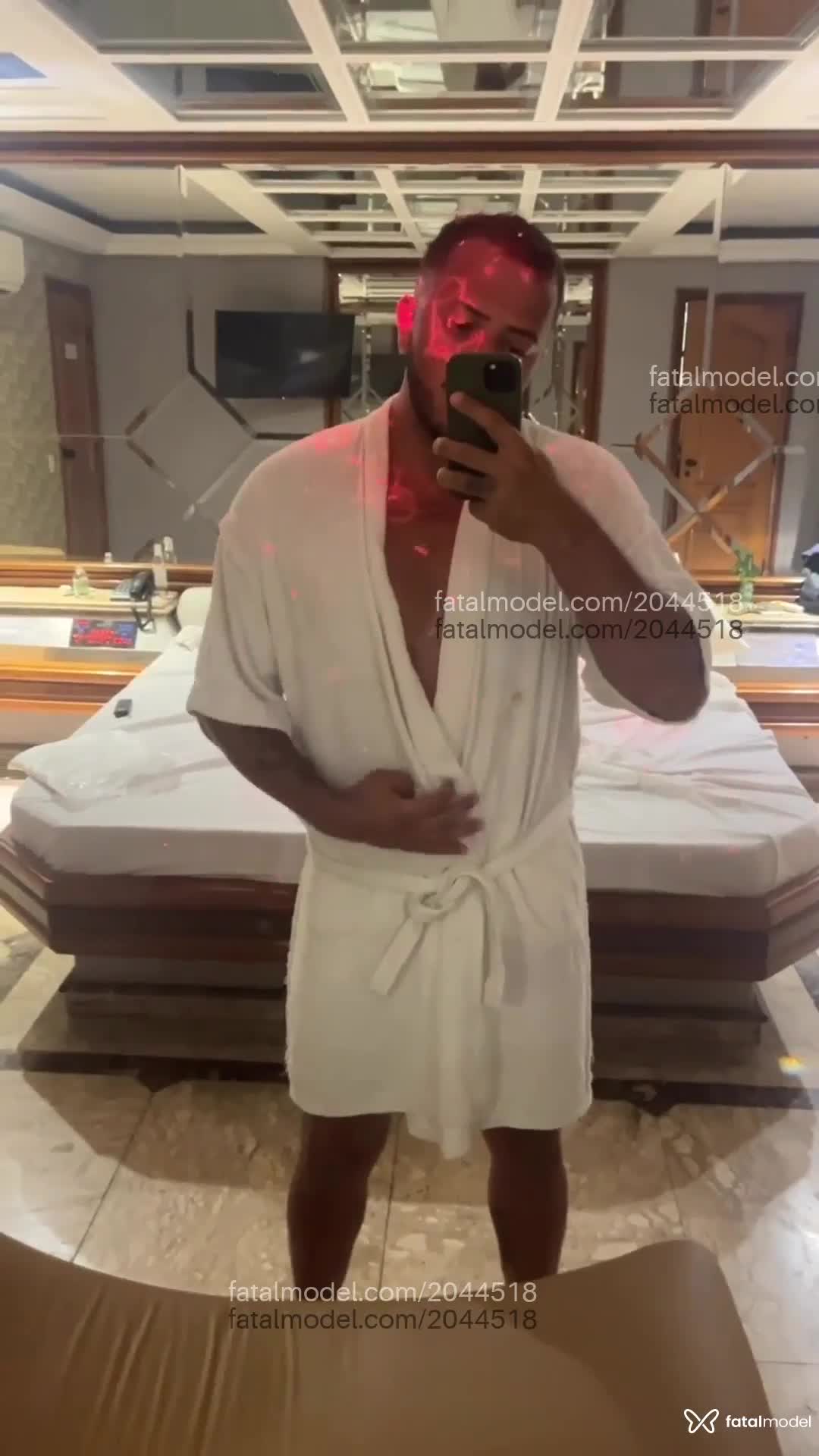 Acompanhante homem com cabelo castanho de olhos verdes - Tiago Delfin