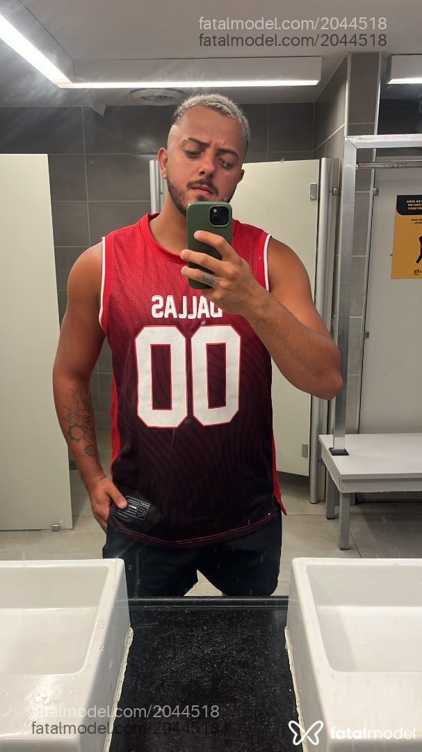 Acompanhante homem com cabelo castanho de olhos verdes - Tiago Delfin