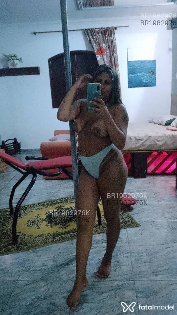 Acompanhante mulher loira (o) de olhos castanhos em Macaé - kelly