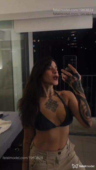 Acompanhante mulher com cabelo castanho de olhos castanhos - Aquela Poly