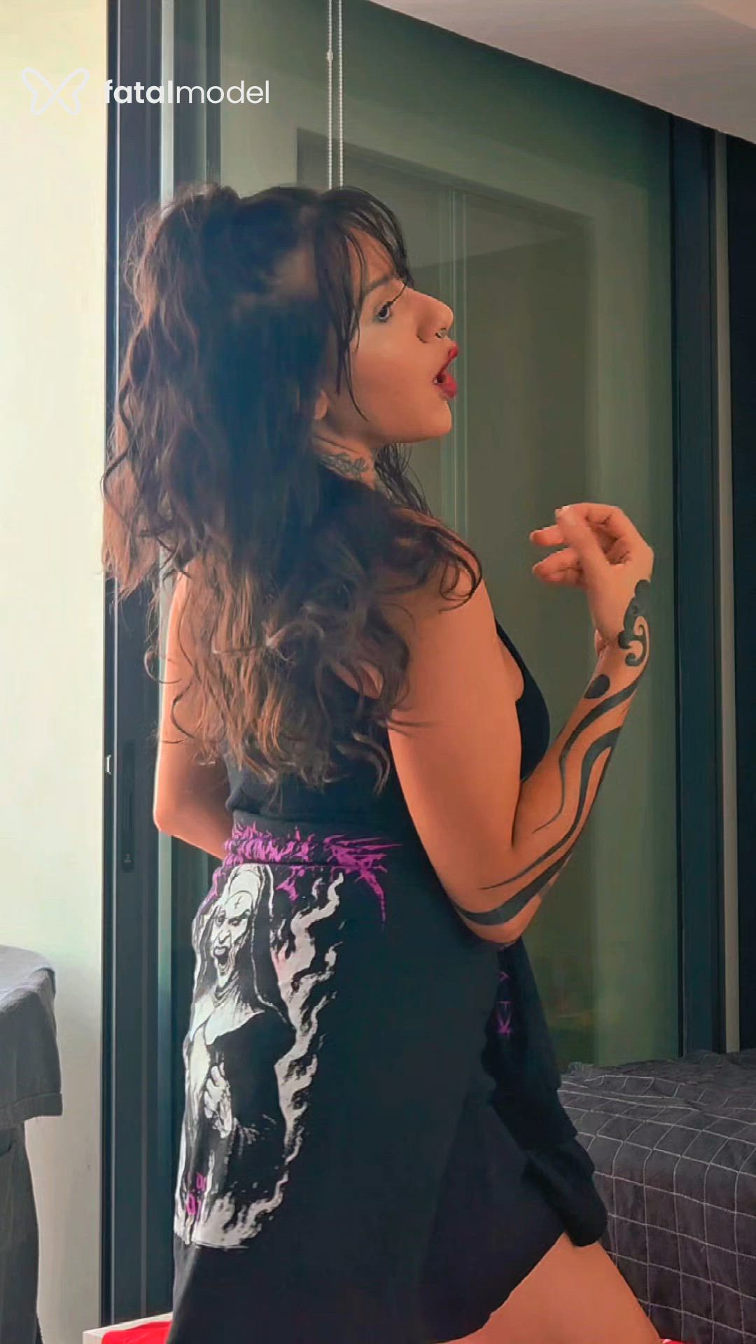 Acompanhante mulher com cabelo castanho de olhos castanhos - Aquela Poly
