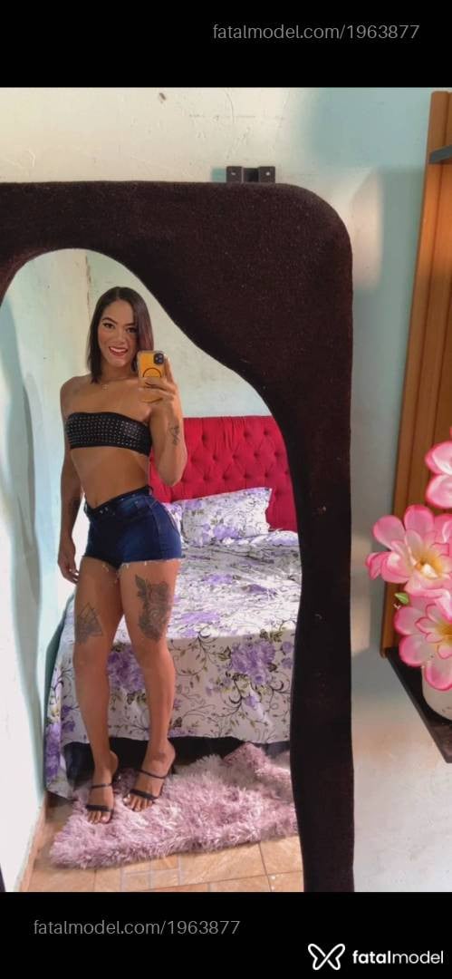 Acompanhante mulher trans morena (o) de olhos pretos - Alyce Samara