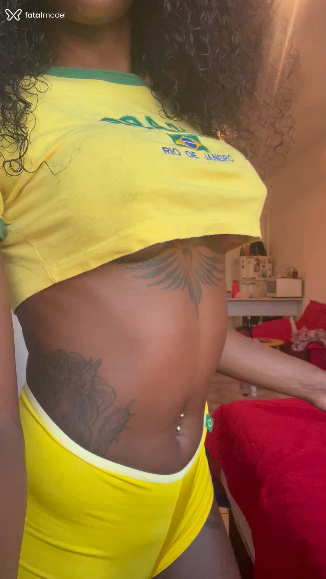 Acompanhante mulher loira (o) de olhos castanhos - Gabriela