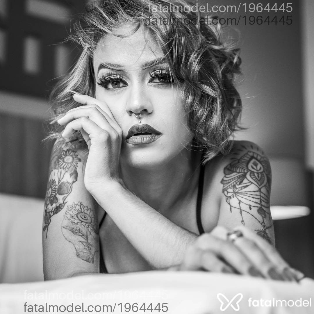 Acompanhante mulher morena (o) de olhos castanhos - Selene