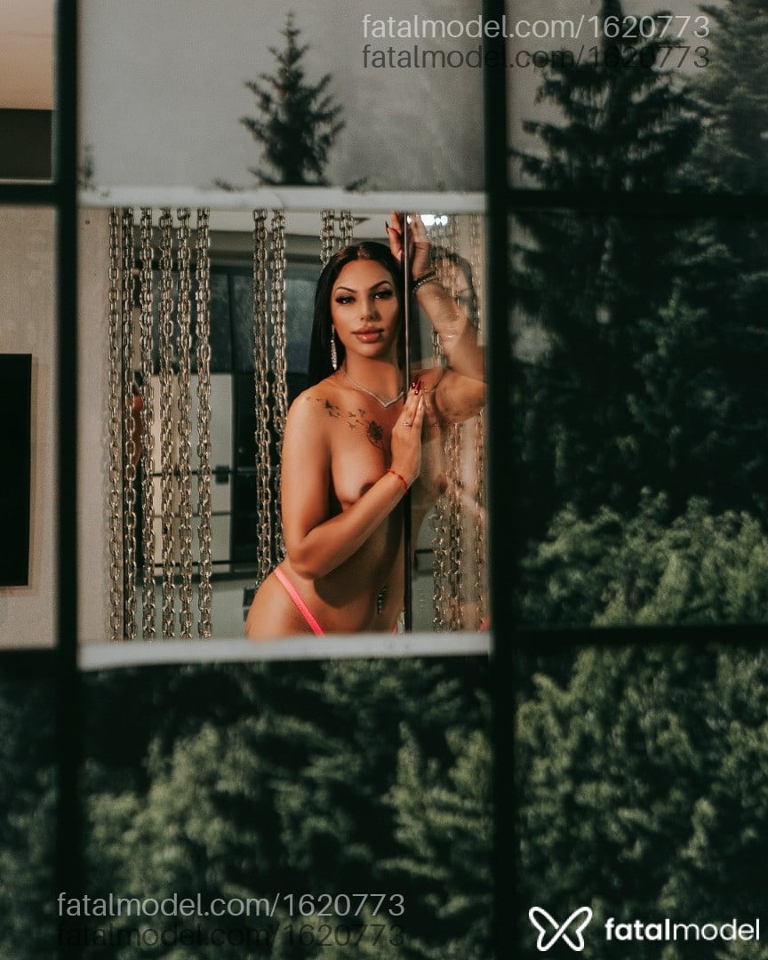 Acompanhante mulher trans morena (o) de olhos castanhos - Jade Milani