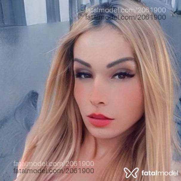 Acompanhante mulher trans loira (o) de olhos castanhos - Sarah