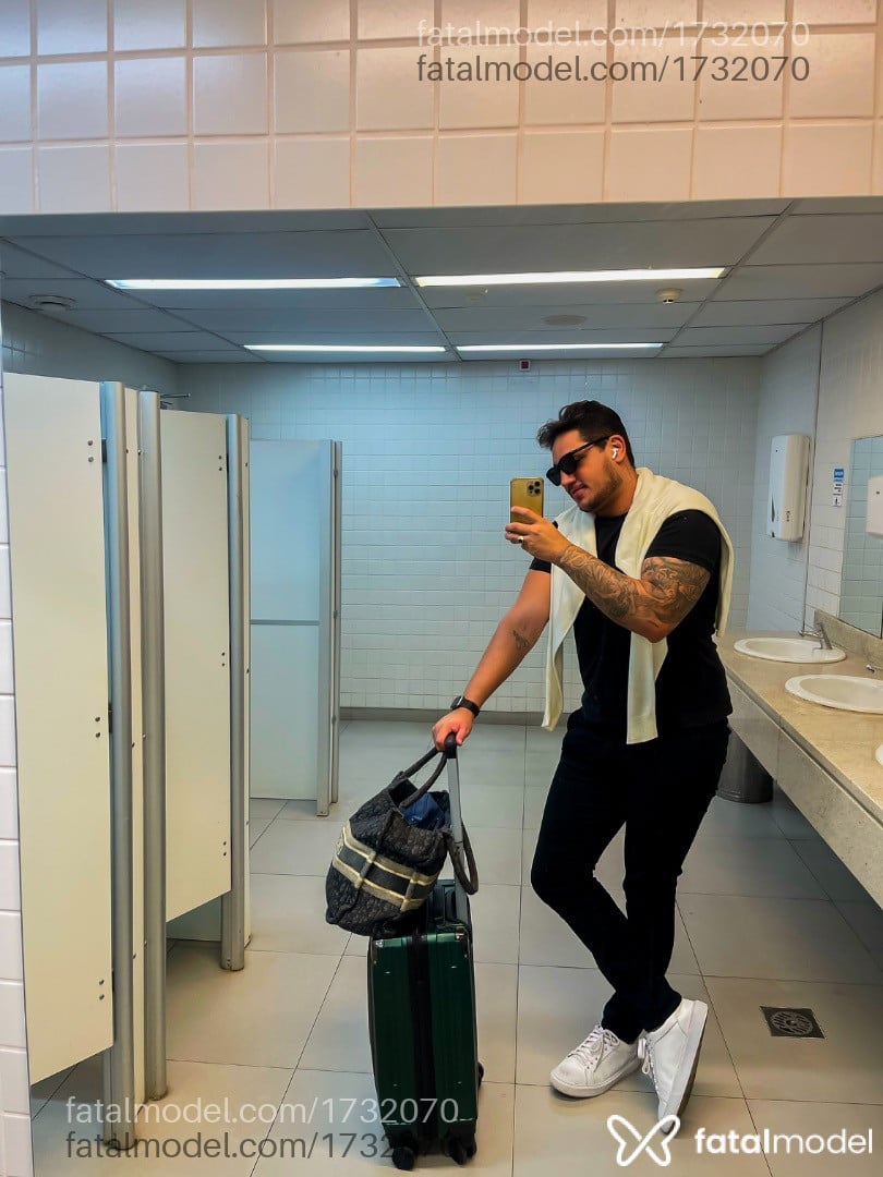 Acompanhante homem com cabelo castanho de olhos pretos - Thiago