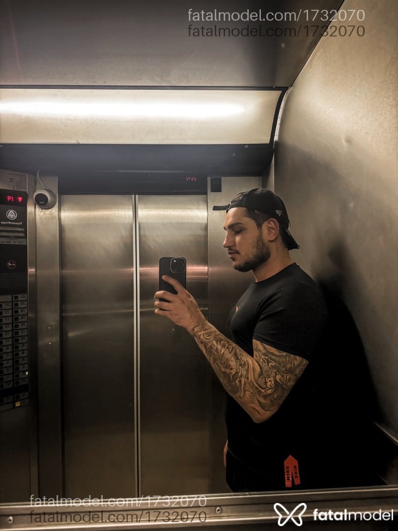 Acompanhante homem com cabelo castanho de olhos pretos - Thiago