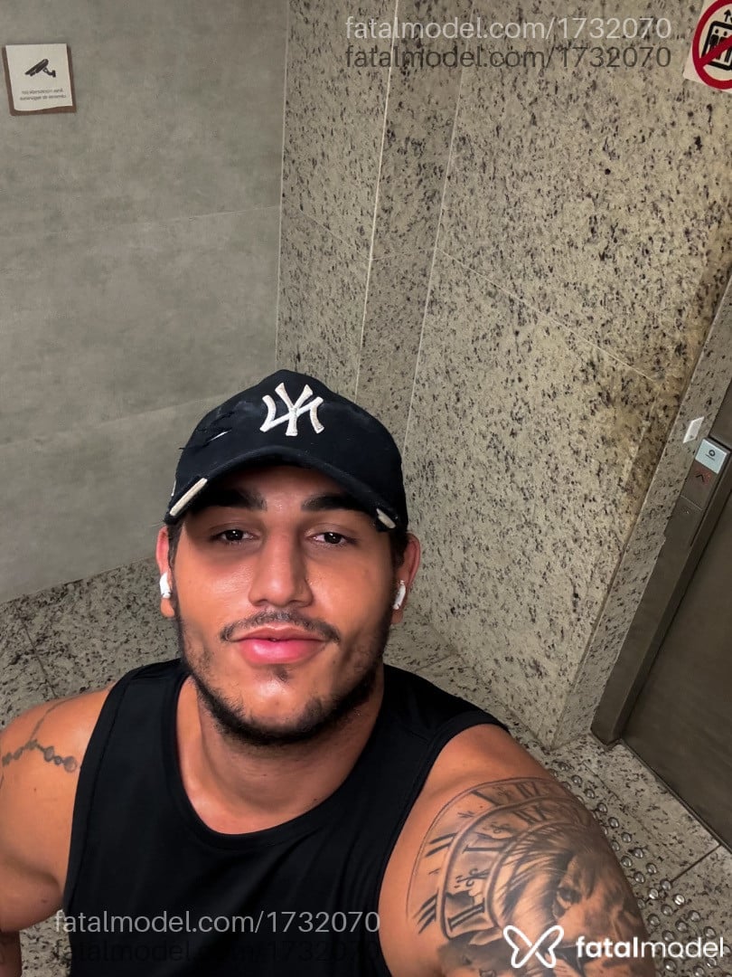 Acompanhante homem com cabelo castanho de olhos pretos - Thiago