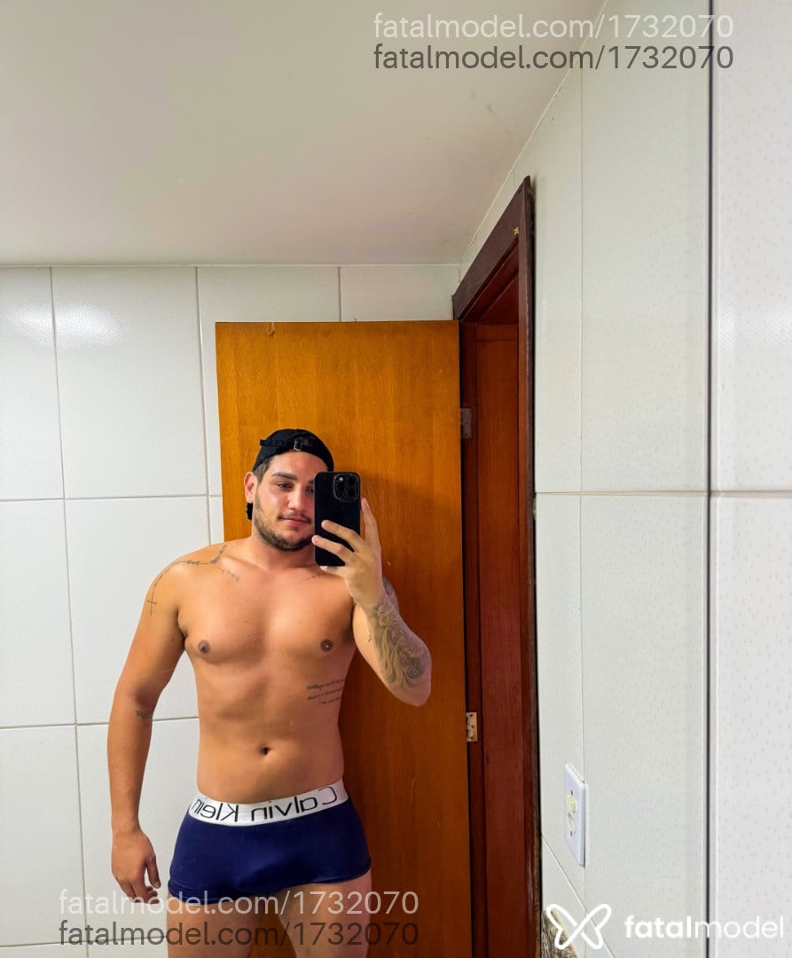 Acompanhante homem com cabelo castanho de olhos pretos - Thiago