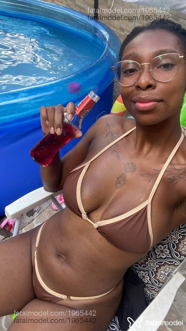 Acompanhante mulher com cabelo castanho de olhos pretos em Porto Alegre - Babypreta