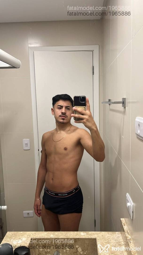 Acompanhante homem morena (o) de olhos cinza - Lucas