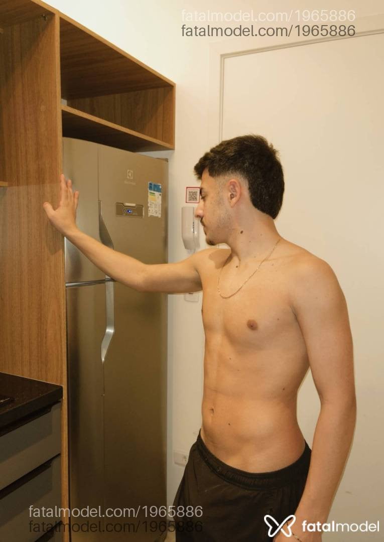 Acompanhante homem morena (o) de olhos cinza - Lucas