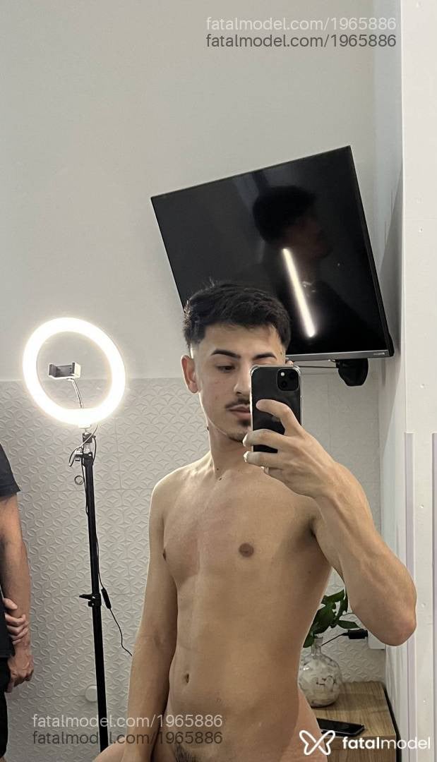 Acompanhante homem morena (o) de olhos cinza - Lucas