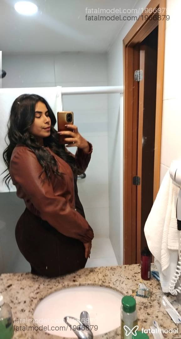 Acompanhante mulher com cabelo castanho de olhos castanhos - Manuella Fontinely