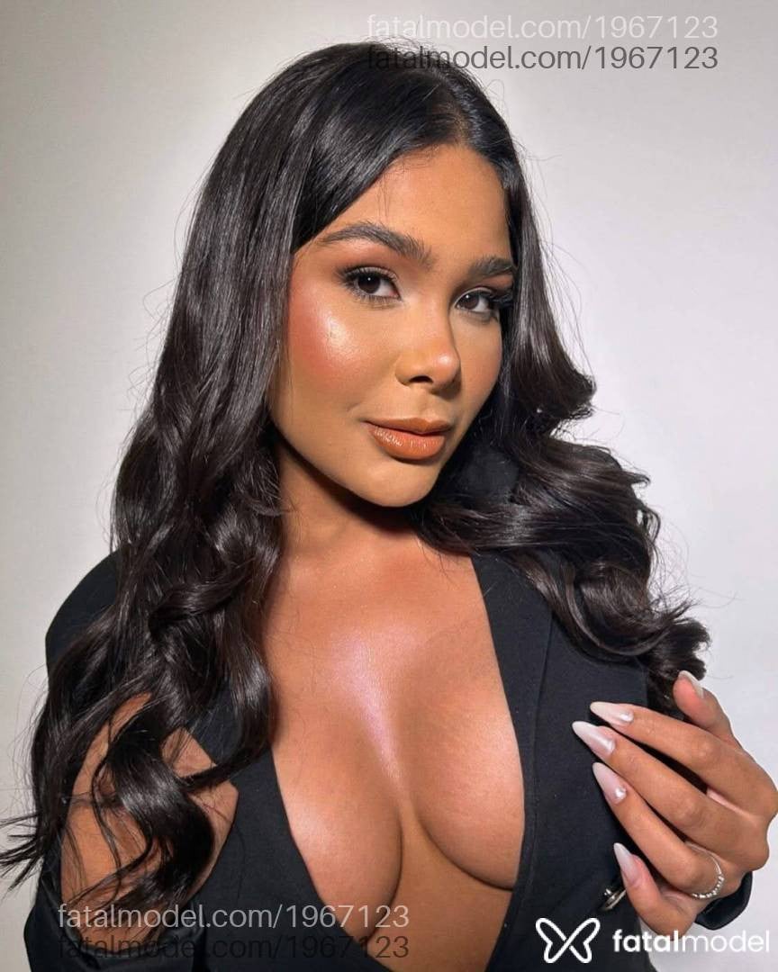 Acompanhante mulher morena (o) de olhos castanhos - Selena