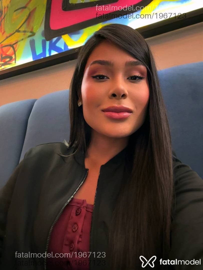 Acompanhante mulher morena (o) de olhos castanhos - Selena