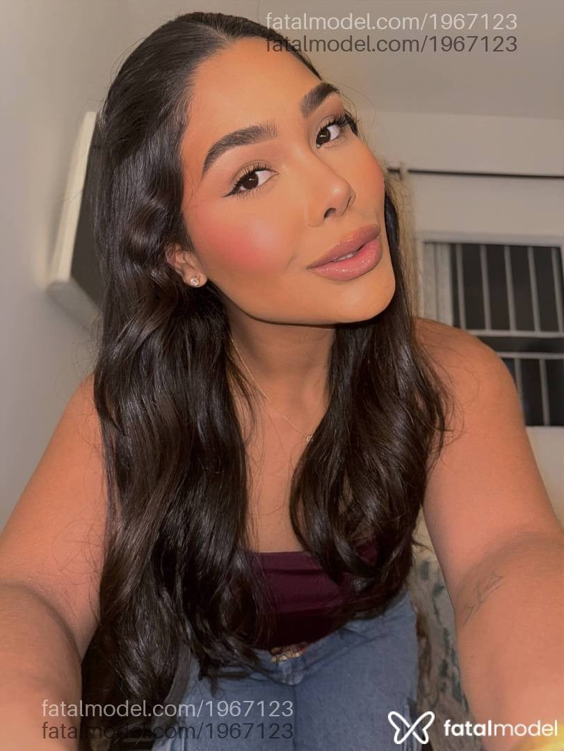 Acompanhante mulher morena (o) de olhos castanhos - Selena