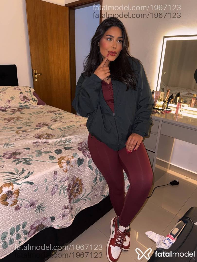 Acompanhante mulher morena (o) de olhos castanhos - Selena
