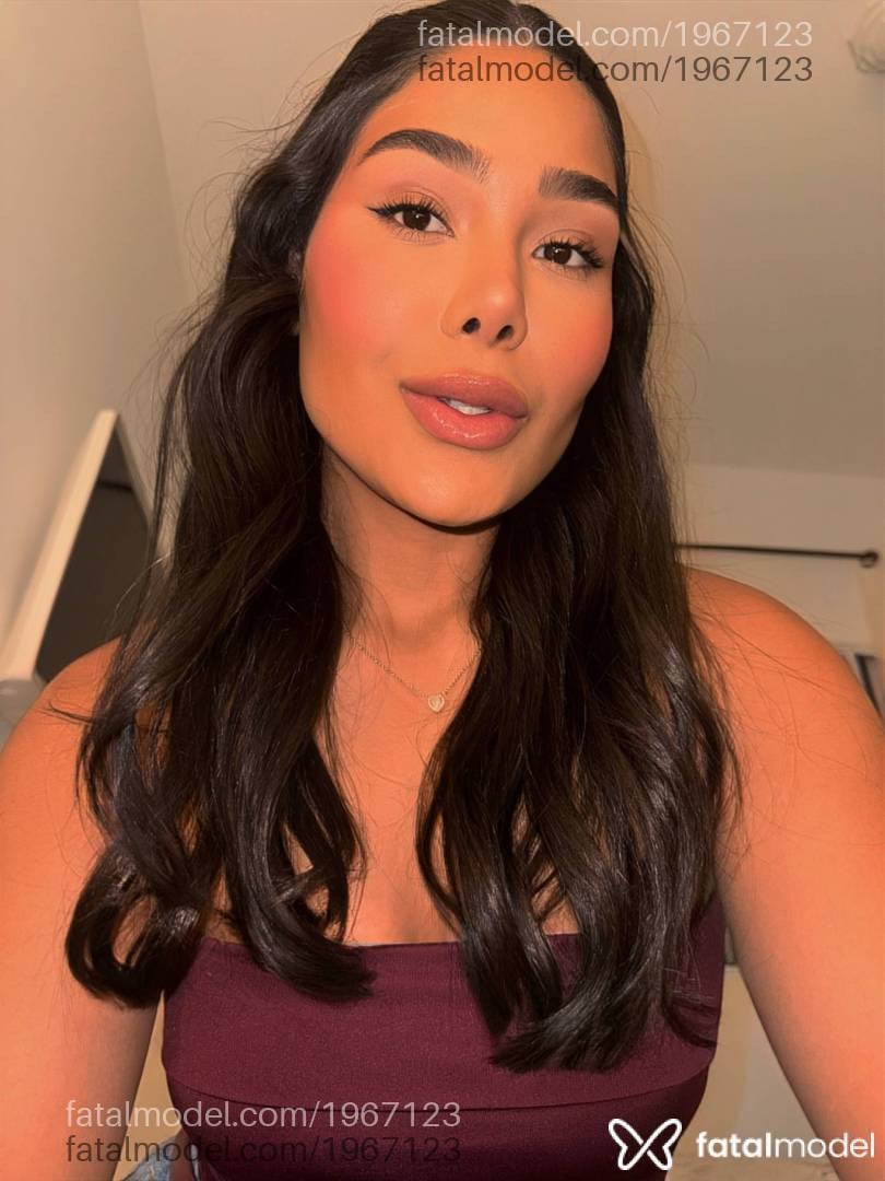 Acompanhante mulher morena (o) de olhos castanhos - Selena