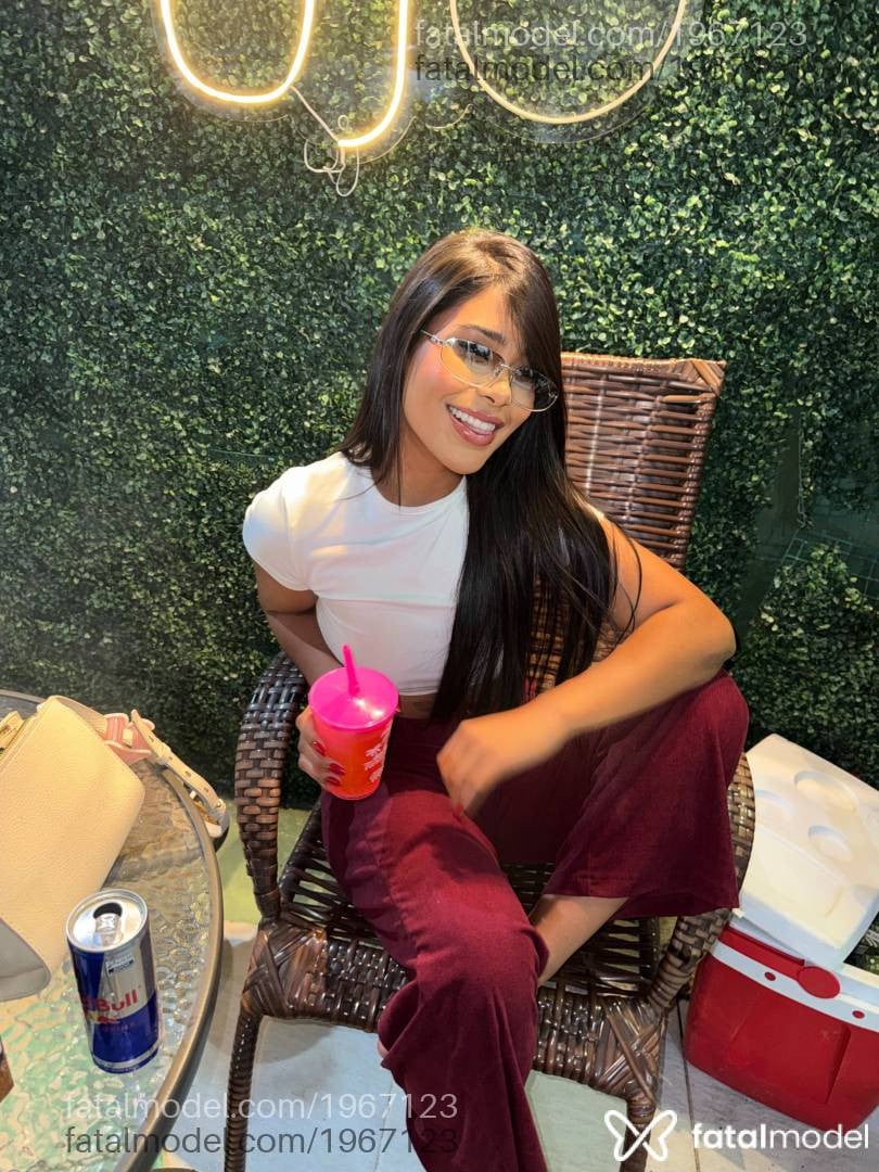 Acompanhante mulher morena (o) de olhos castanhos - Selena
