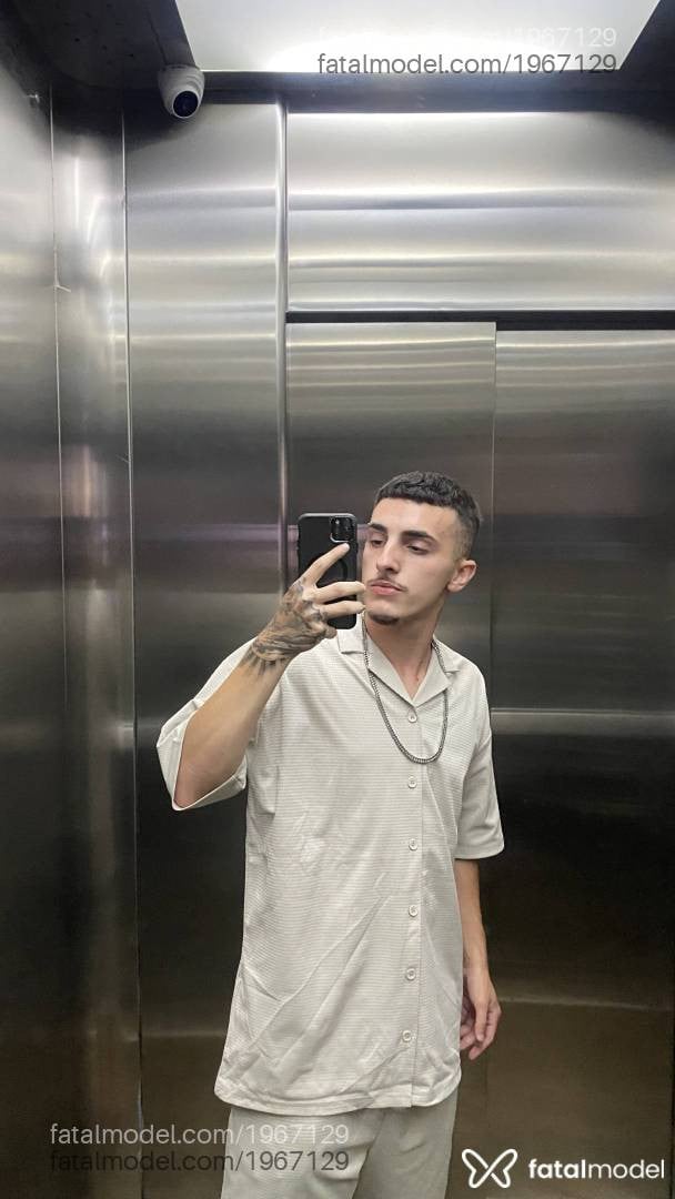 Acompanhante homem com cabelo castanho de olhos mel em Balneário Camboriú Acompanhante homem com cabelo castanho de olhos mel em Balneário Camboriú - Arthur Maximilian