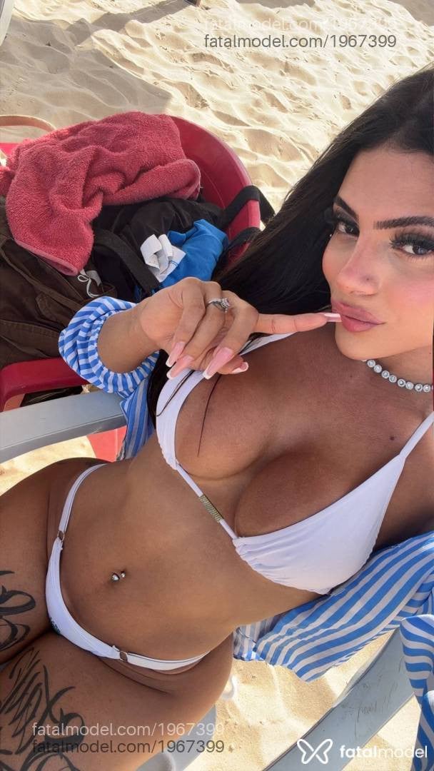 Acompanhante mulher trans com cabelo castanho de olhos castanhos - Ana Jenny