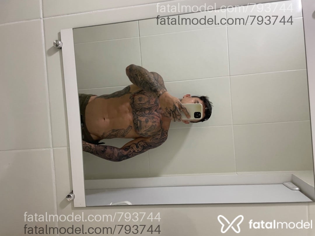 Acompanhante homem com cabelo castanho de olhos castanhos - Mazzagem Tantrlca