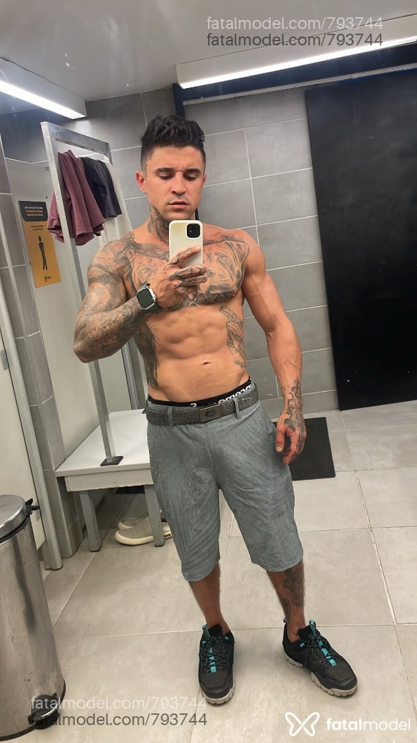 Acompanhante homem com cabelo castanho de olhos castanhos - Mazzagem Tantrlca
