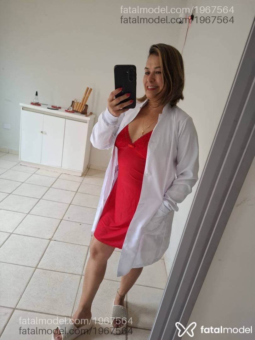 Acompanhante mulher com cabelo castanho de olhos castanhos - Erika