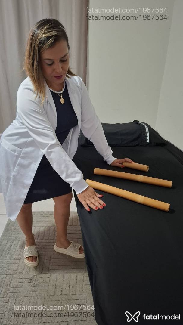 Acompanhante mulher com cabelo castanho de olhos castanhos - Erika