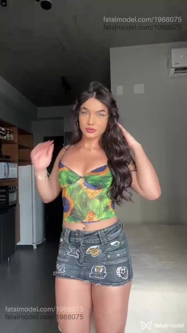 Acompanhante mulher com cabelo castanho de olhos castanhos - Angel Acompanhante mulher com cabelo castanho de olhos castanhos - Angel