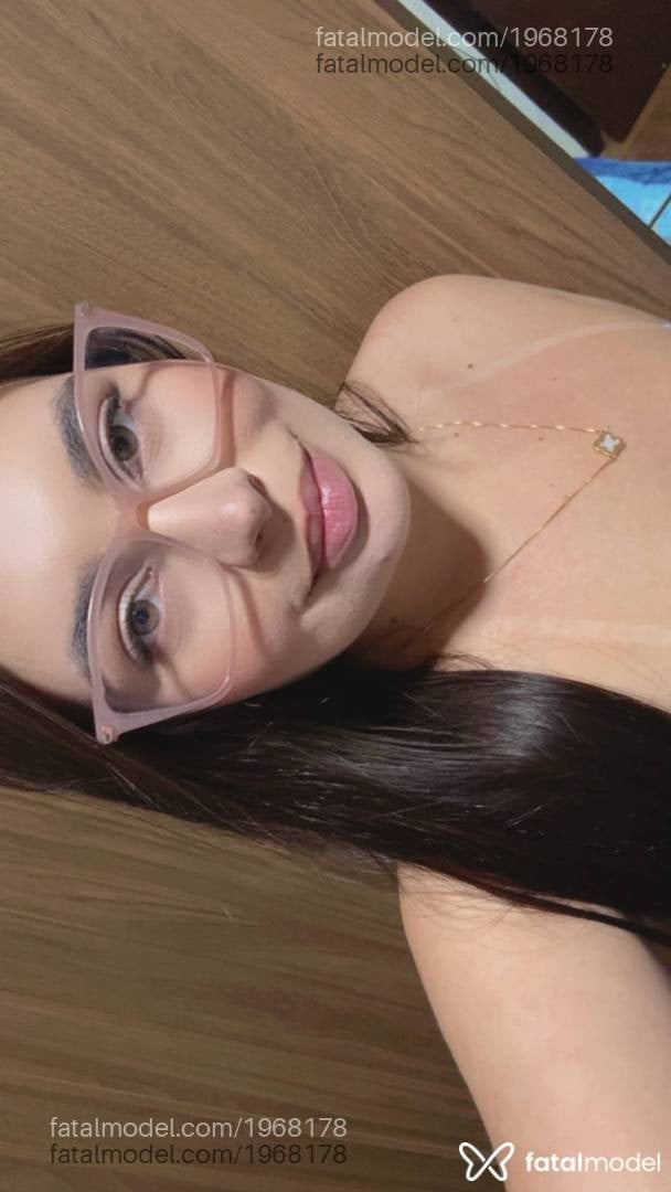 Acompanhante mulher morena (o) de olhos verdes - Emanuelly Becker