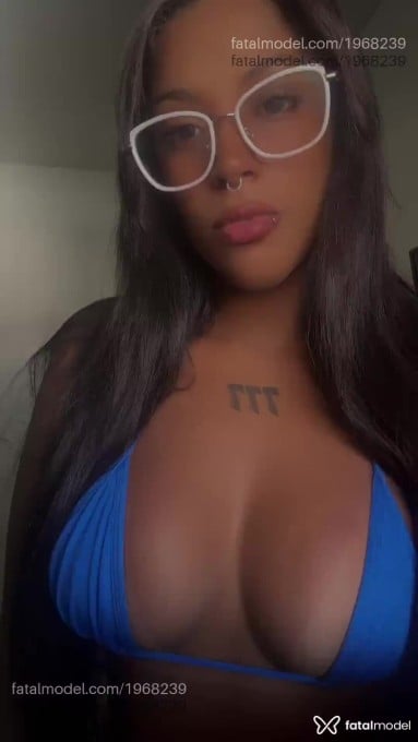 Acompanhante mulher com cabelo castanho de olhos castanhos - Pétala Ferraz Acompanhante mulher com cabelo castanho de olhos castanhos - Pétala Ferraz