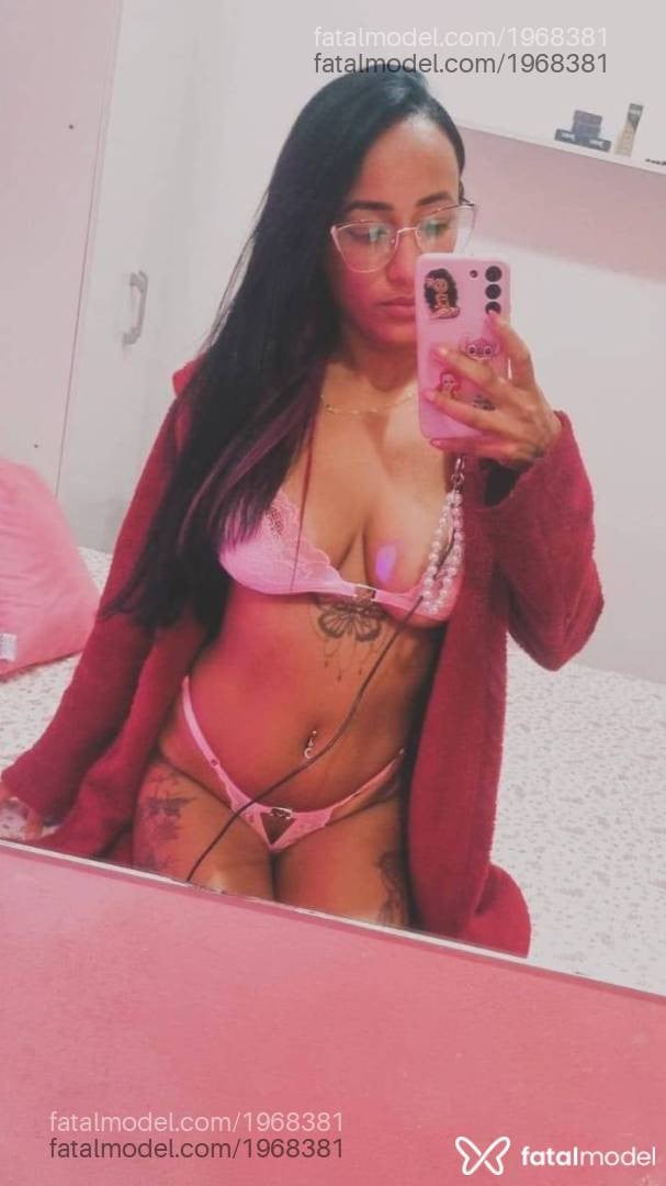 Acompanhante mulher com cabelo castanho de olhos castanhos - Bubu
