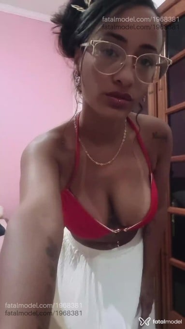 Acompanhante mulher com cabelo castanho de olhos castanhos - Bubu