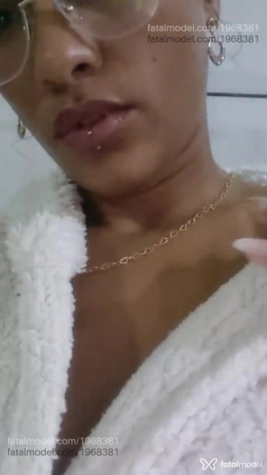 Acompanhante mulher com cabelo castanho de olhos castanhos - Bubu Acompanhante mulher com cabelo castanho de olhos castanhos - Bubu