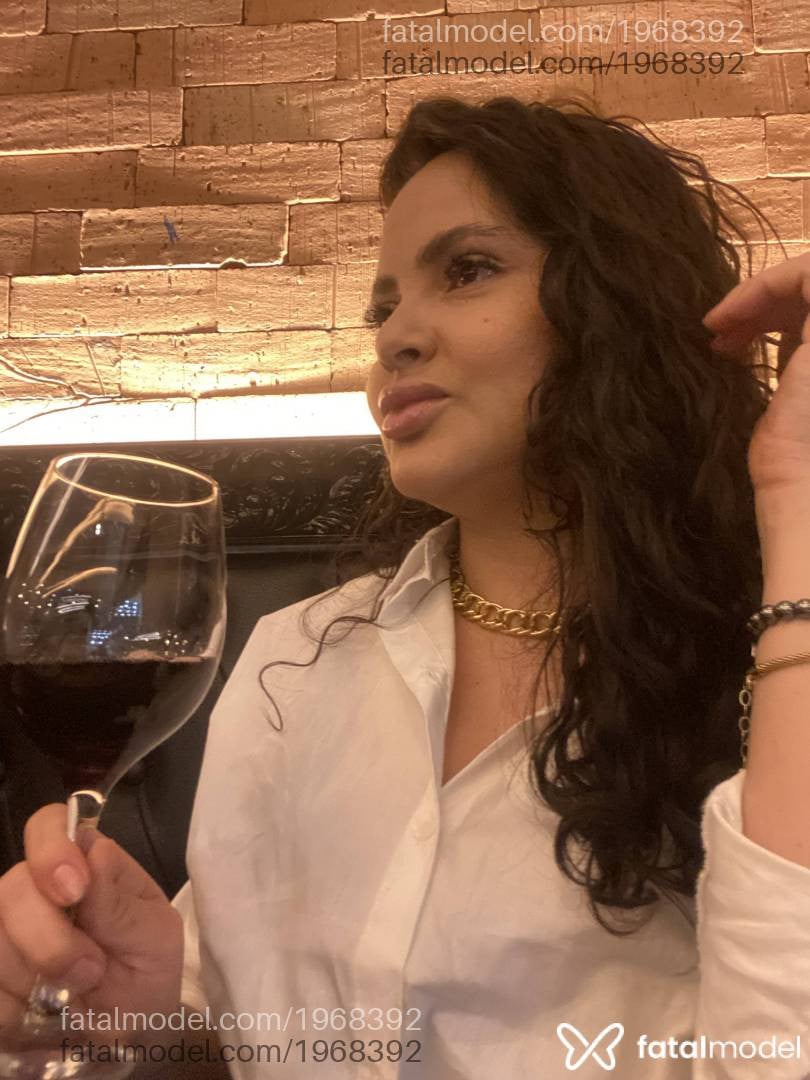 Acompanhante mulher com cabelo castanho de olhos castanhos em Maringá - Ayla Romani