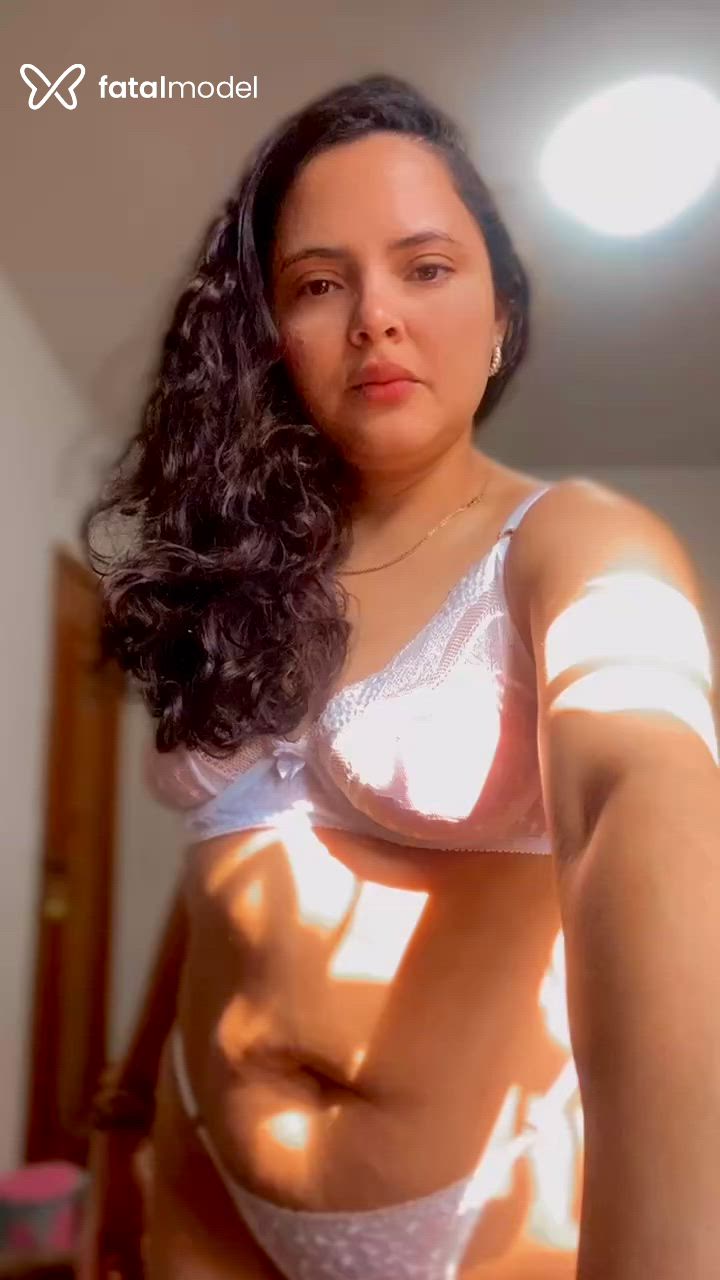 Acompanhante mulher com cabelo castanho de olhos castanhos em Maringá Acompanhante mulher com cabelo castanho de olhos castanhos em Maringá - Ayla Romani
