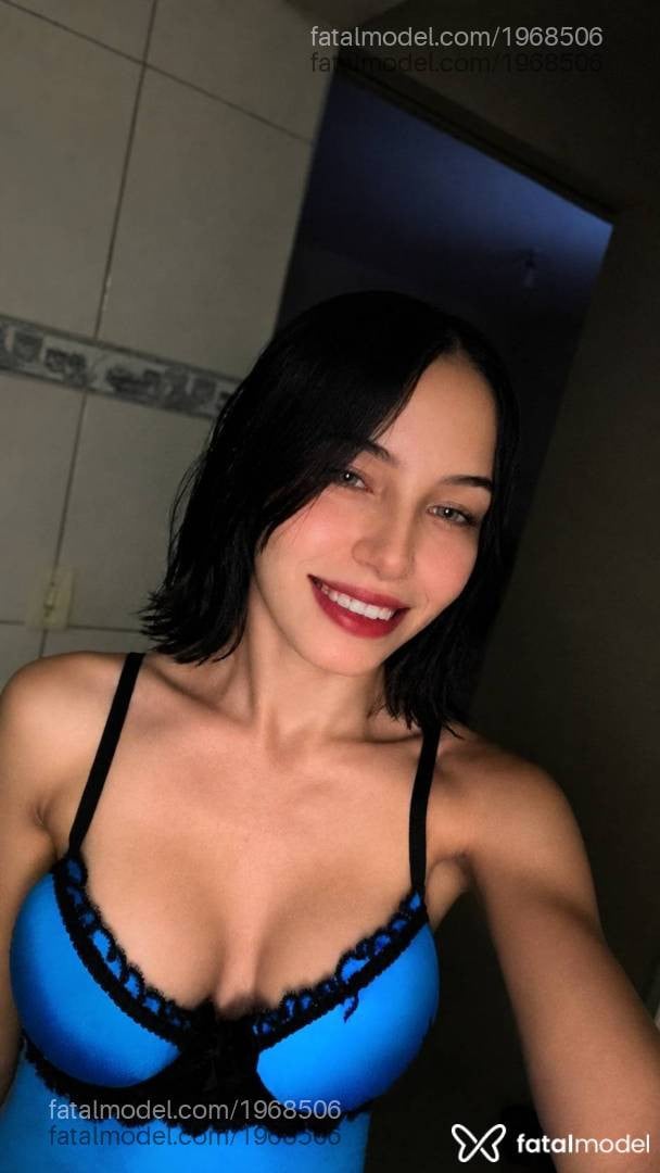 Acompanhante mulher com cabelo castanho de olhos azuis - Celine