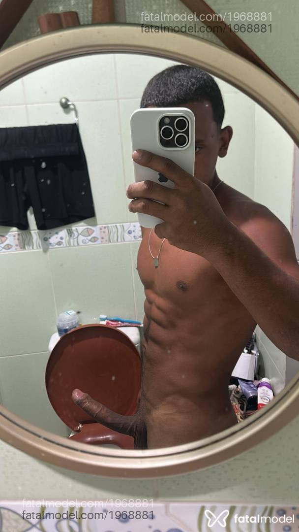 Acompanhante homem morena (o) de olhos pretos em Rio de Janeiro - Menor Jotta