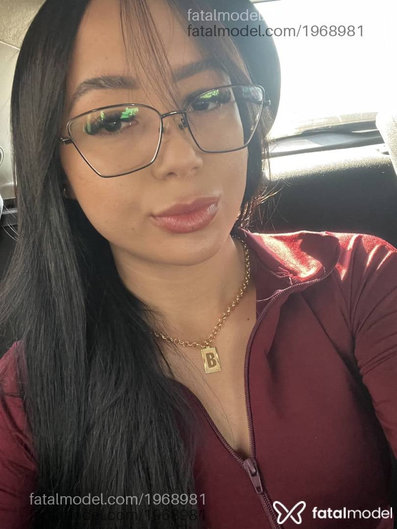 Acompanhante mulher com cabelo castanho de olhos pretos - Rafaela