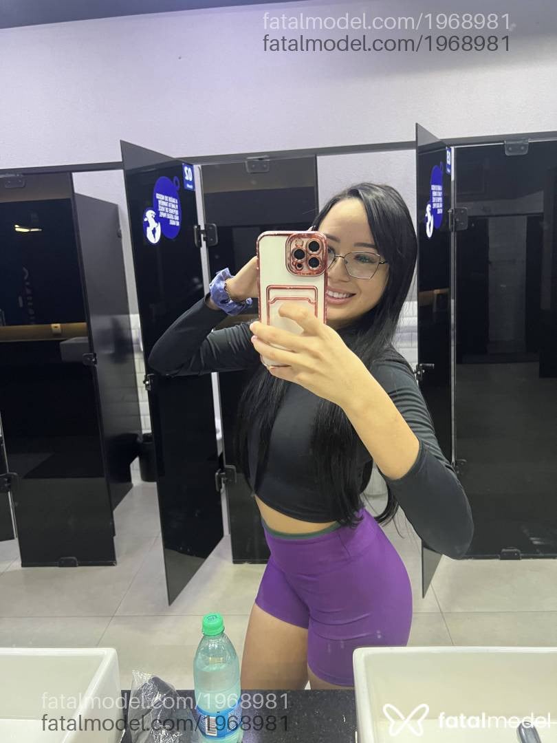 Acompanhante mulher com cabelo castanho de olhos pretos - Rafaela