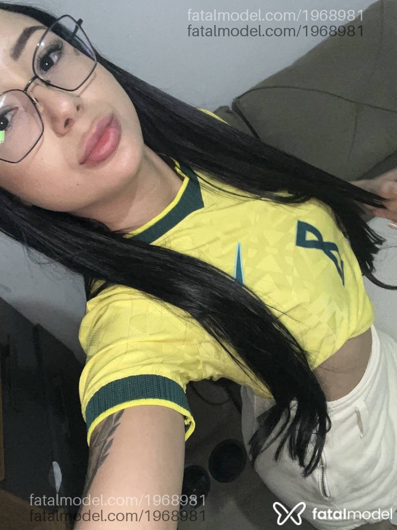 Acompanhante mulher com cabelo castanho de olhos pretos em Goiânia - Rafaela
