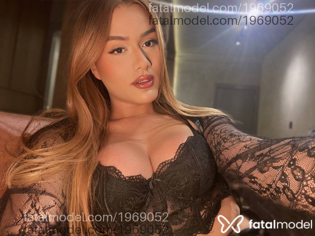 Acompanhante mulher trans ruiva (o) de olhos castanhos - Marcela