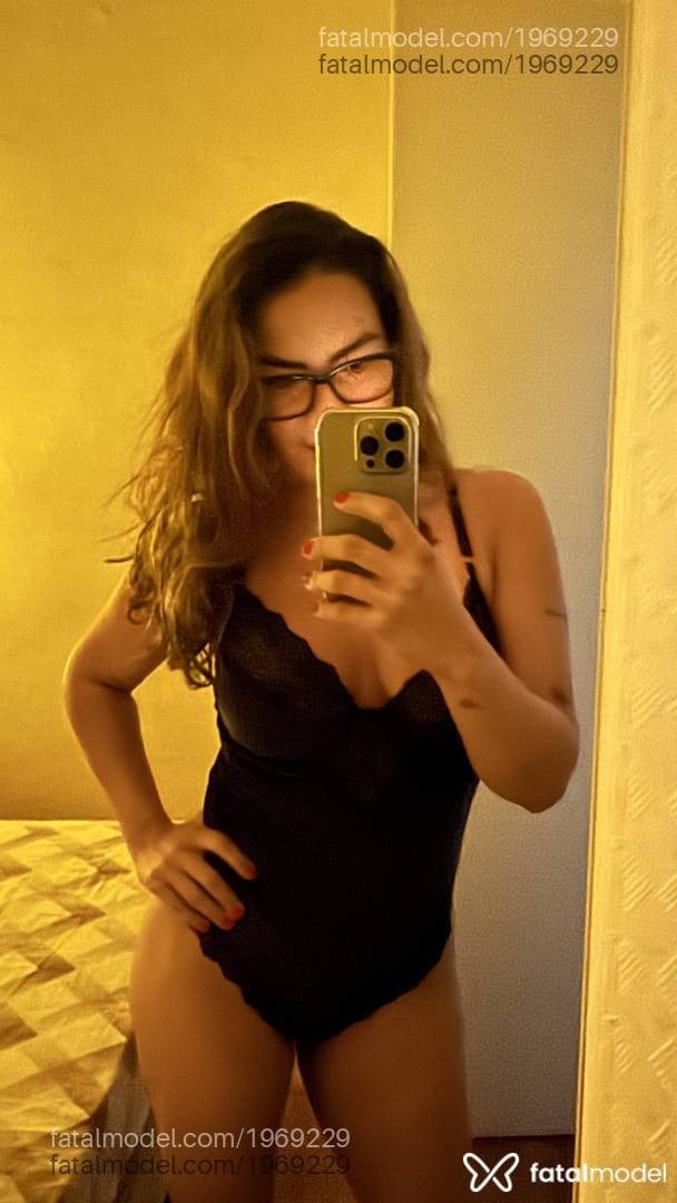 Acompanhante mulher com cabelo castanho de olhos castanhos - Alice Ferri