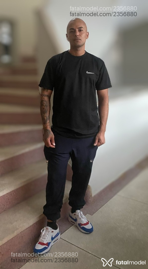 Acompanhante homem sem cabelo de olhos castanhos em São Paulo Acompanhante homem sem cabelo de olhos castanhos em São Paulo - Caramelo