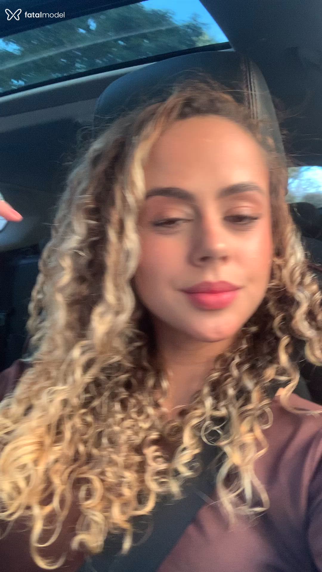 Acompanhante mulher loira (o) de olhos mel - Lia