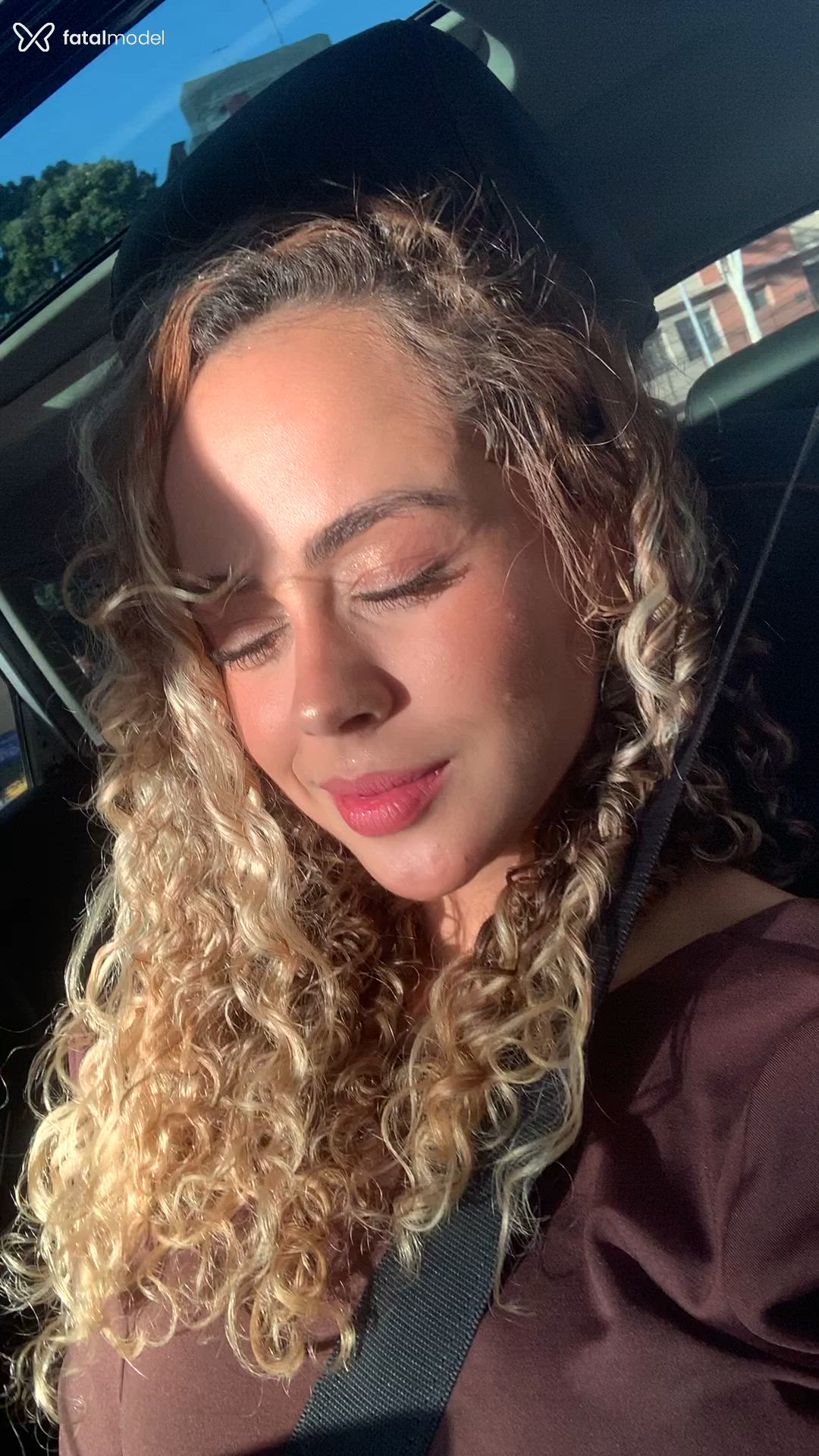 Acompanhante mulher loira (o) de olhos mel - Lia