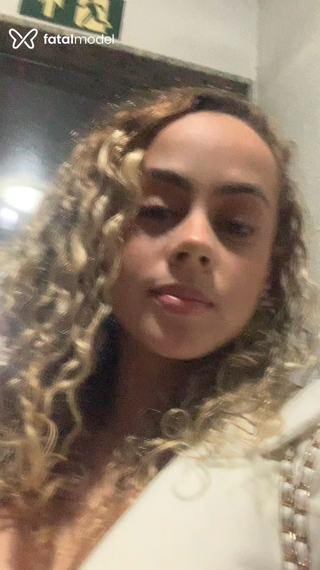 Acompanhante mulher loira (o) de olhos mel - Lia